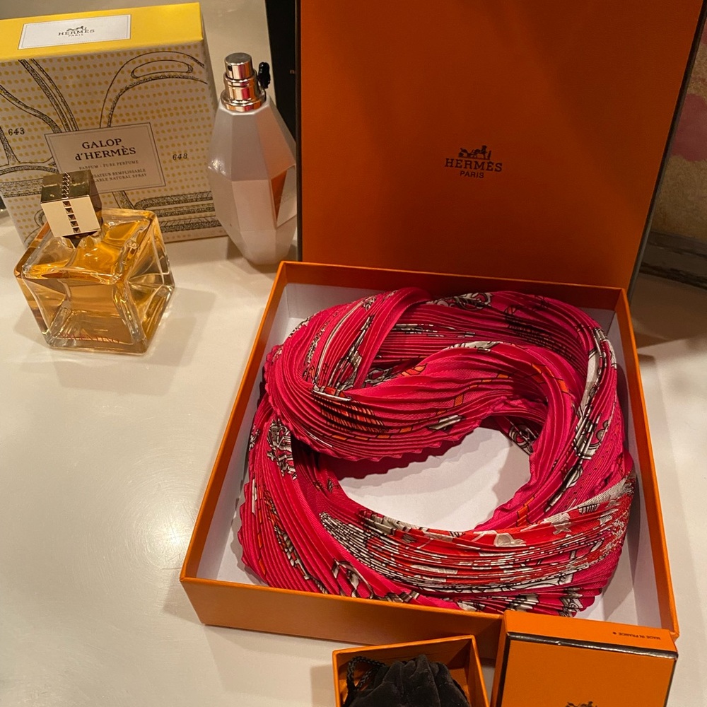 Authentic vintage Hermes Silk plisse keys les Scuff 90 rose Vif  Fuchsia Gris.